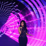 Nicki Minaj con un vestido largo negro con tranaparencias en los MTV EMA 2014