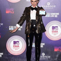 Tallia Storm con un look muy brillante en los MTV EMA 2014