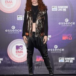 Jess Glynne con chaqueta metalizada en los MTV EMA 2014