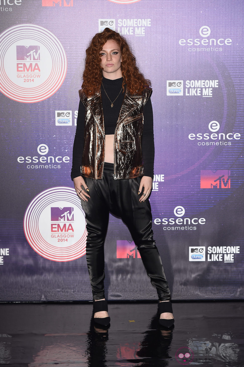 Jess Glynne con chaqueta metalizada en los MTV EMA 2014