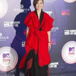 Bibi Zhou con un look en rojo en los MTV EMA 2014