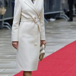 La Reina Letizia con un abrigo de batín blanco.