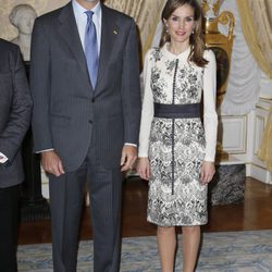 La Reina Letizia con un vestido con detalles florales de Felipe Varela junto al Rey Felipe VI