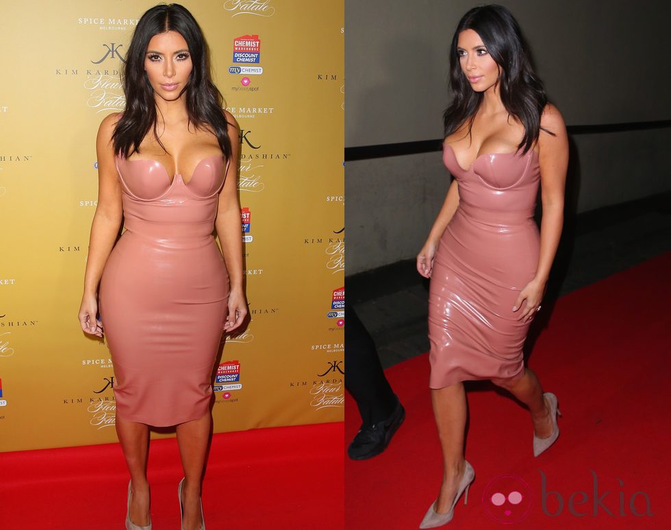 Kim Kardashian con un vestido de látex nude
