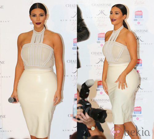Kim Kardashian con una falda de tubo de látex blanca