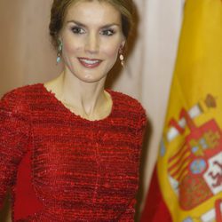 La Reina Letizia elige un vestido rojo de Felipe Varela para la Segunda Conferencia Internacional de Nutrición en la FAO