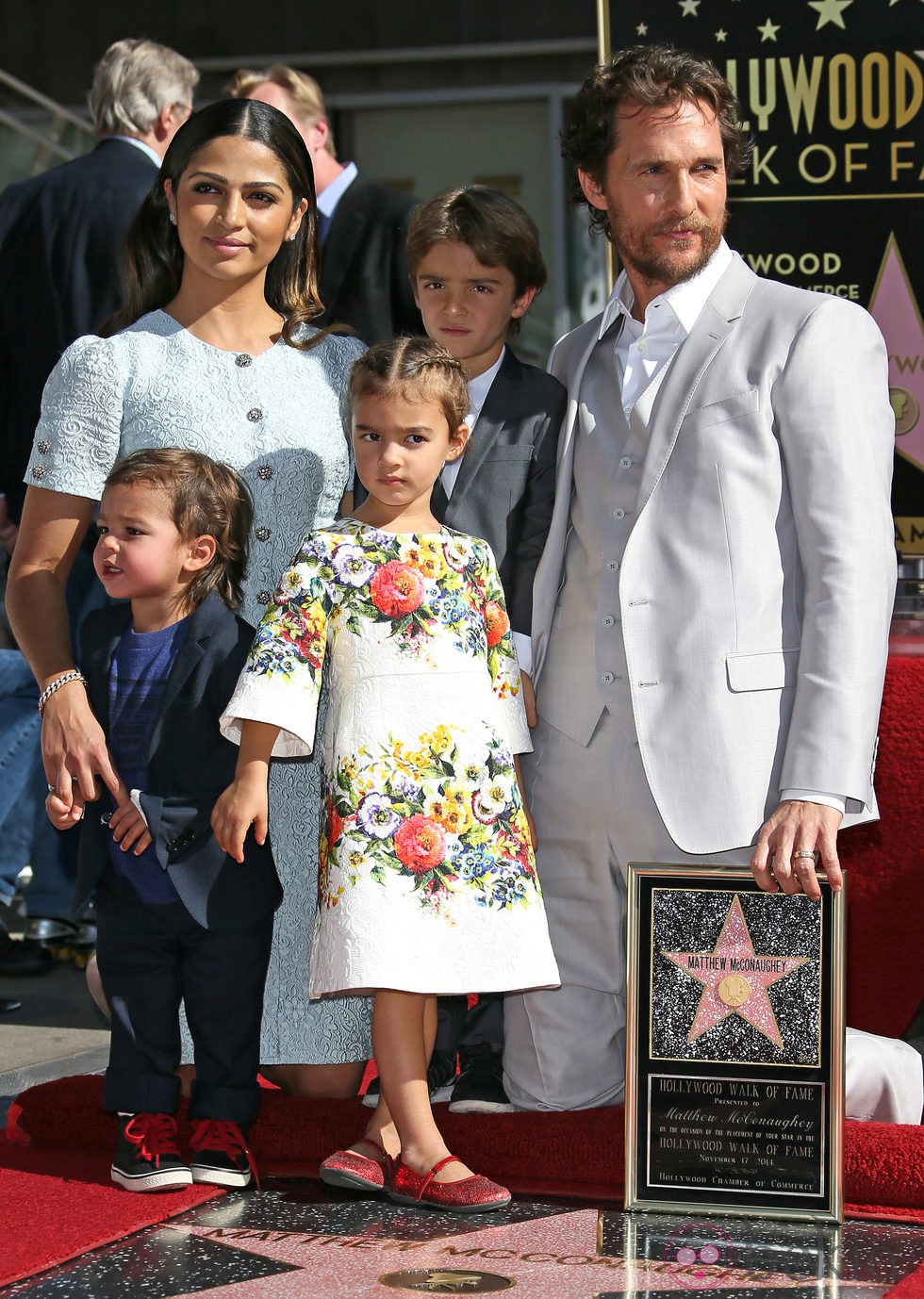 Vida Alves McConaughey con un vestido de estampado floral de Dolce & Gabbana