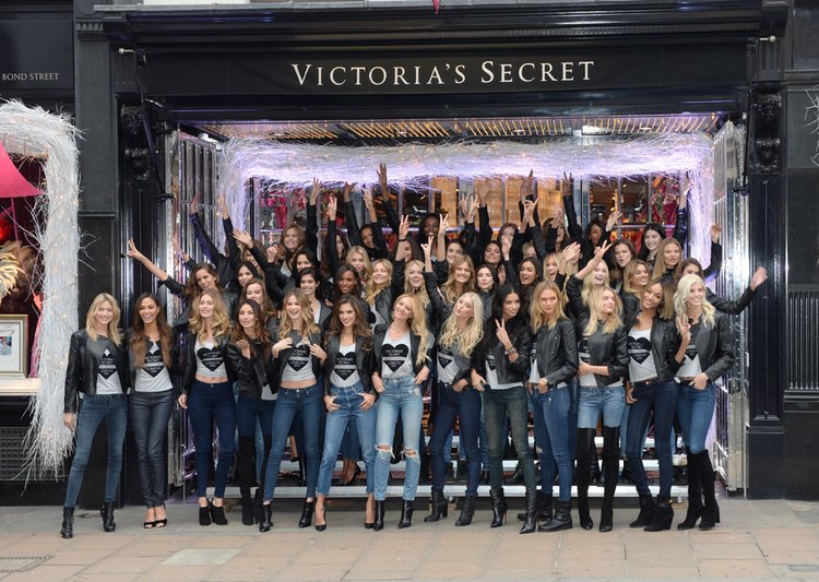Los Ángeles de Victoria's Secret posan frente a una de sus tiendas en Londres