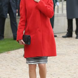 Doña Letizia con un abrigo de lana rojo de Hugo Boss