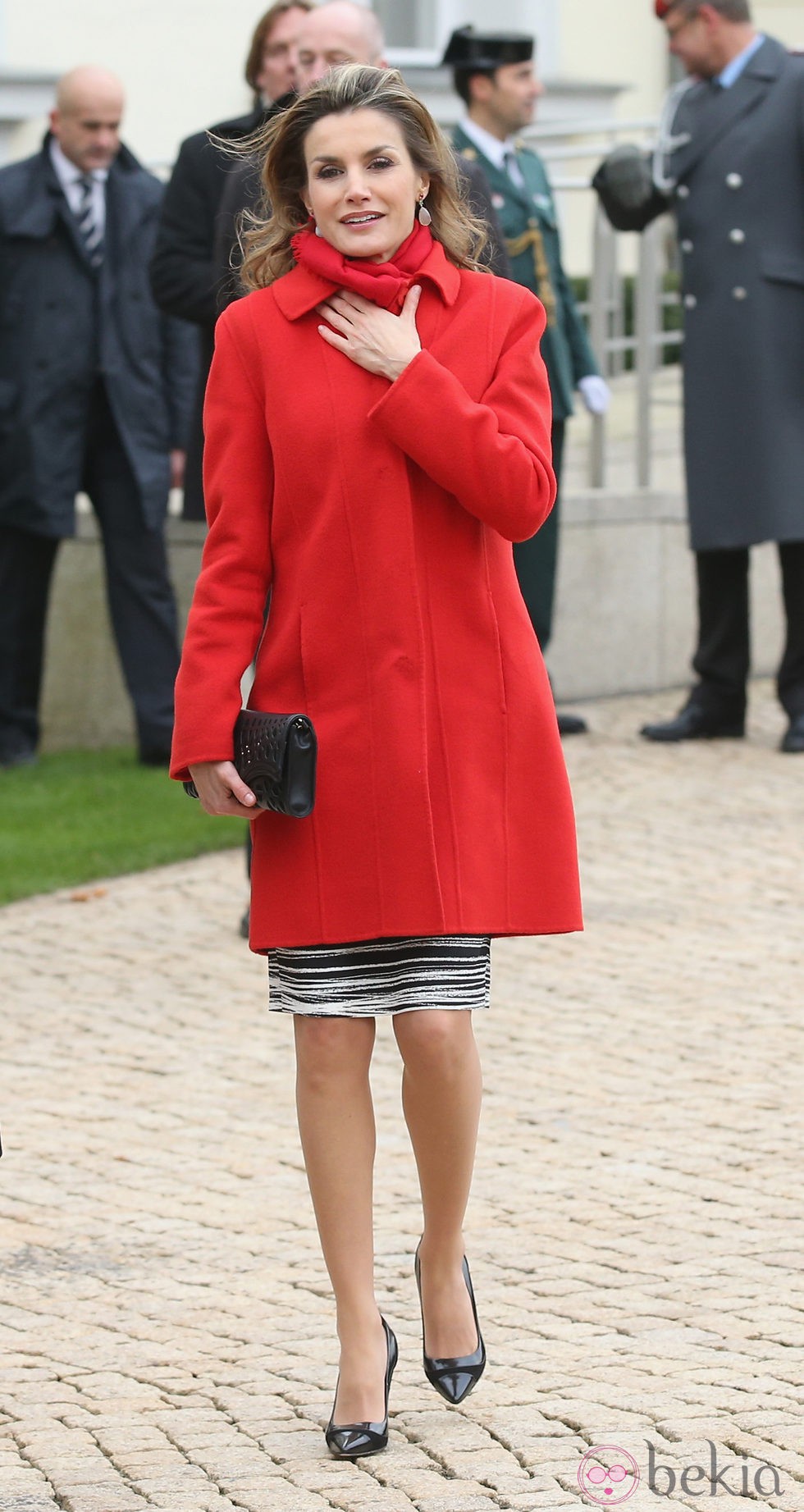 Doña Letizia con un abrigo de lana rojo de Hugo Boss