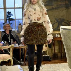 Blusa con aplicaciones y falda bouclette de la colección pre-fall 2015 de Chanel