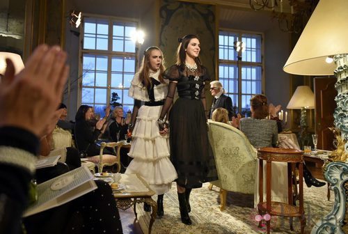 Cara Delevingne y Kendall Jenner cierran el desfile pre-fall 2015 de Chanel en Salzburgo