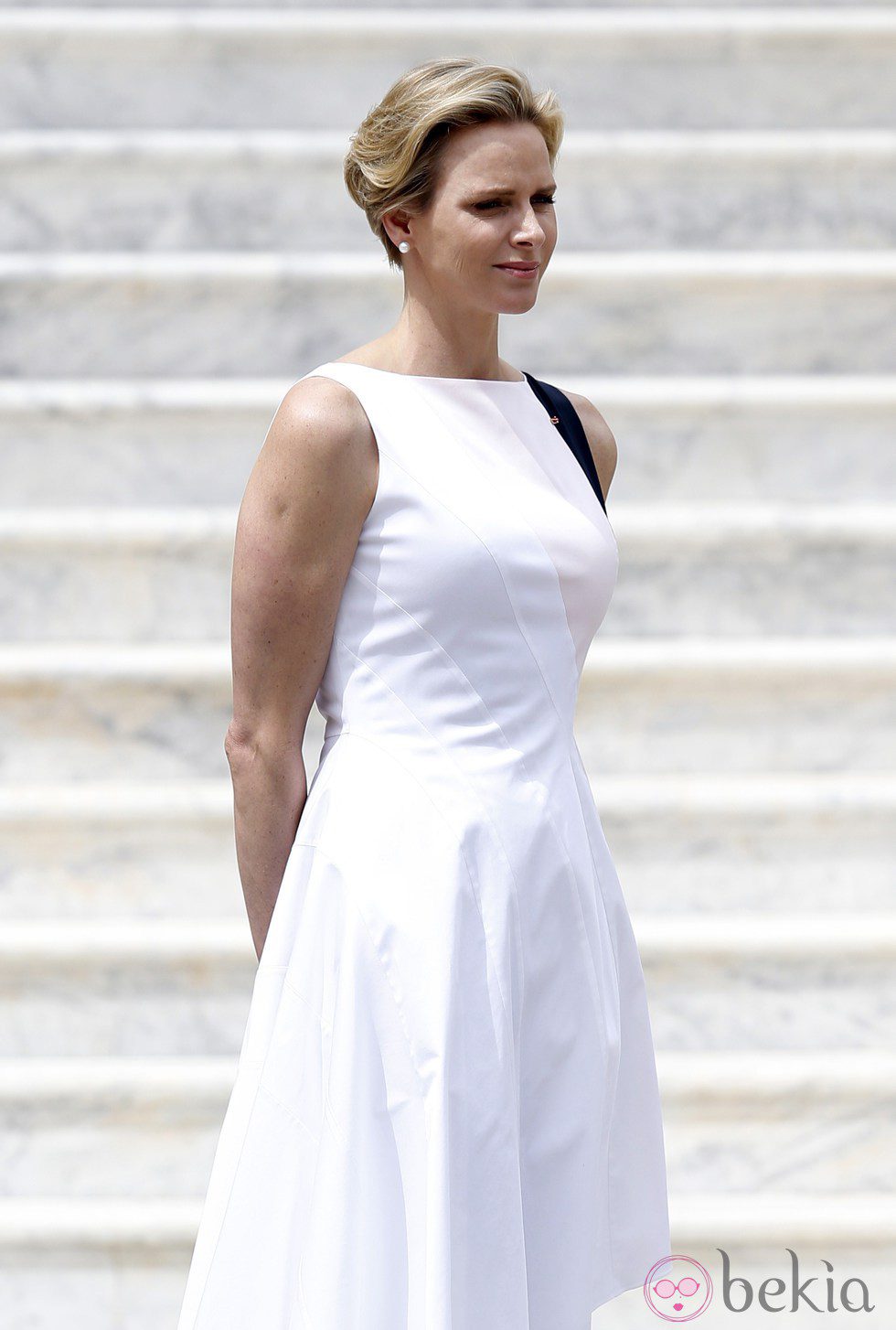 La Princesa Charlene con un vestido blanco puro de corte baby-doll
