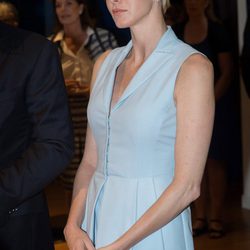 La Princesa Charlene de Mónaco con un vestido azul bebé durante su embarazo