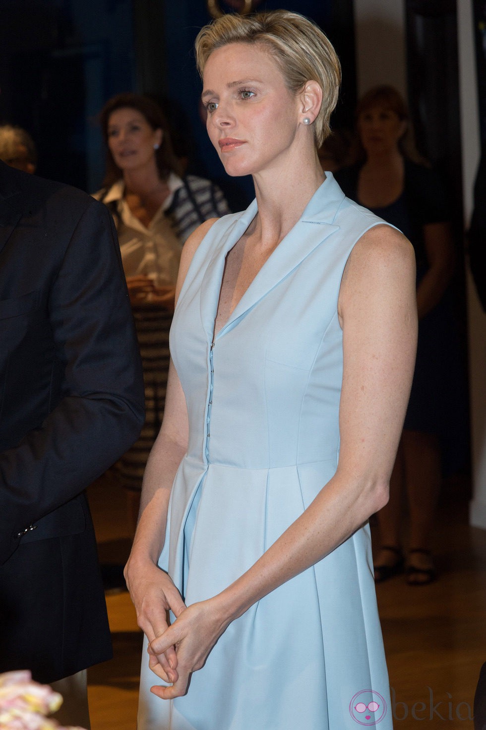 La Princesa Charlene de Mónaco con un vestido azul bebé durante su embarazo