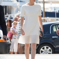 Charlene de Mónaco con un sencillo vestido blanco roto y bajo semitransparente