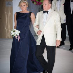 La Princesa Charlene de Mónaco con un vestido largo en azul noche durante su embarazo