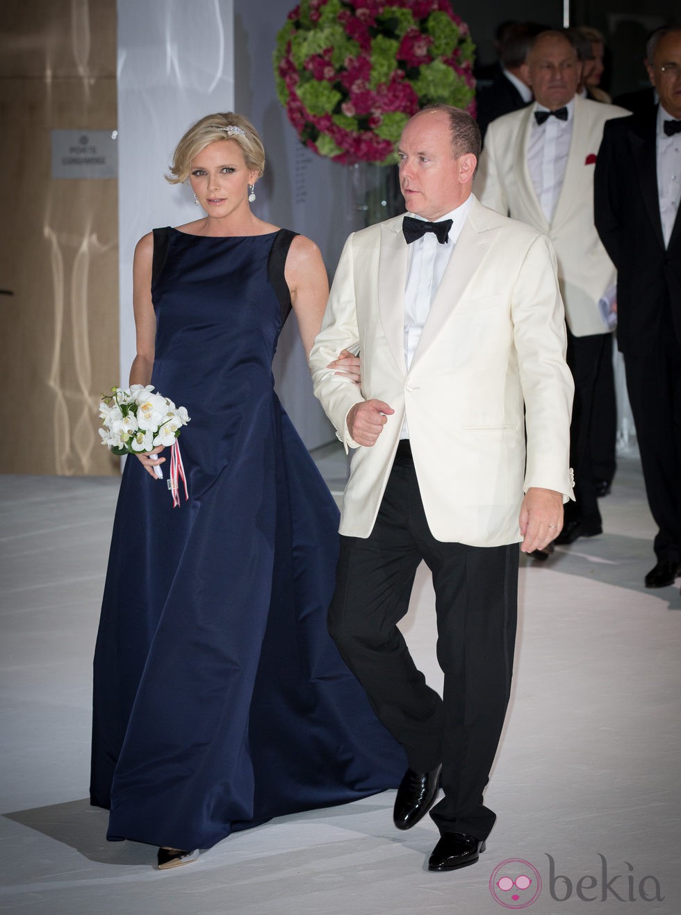 La Princesa Charlene de Mónaco con un vestido largo en azul noche durante su embarazo