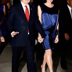 La Princesa Charlene de Mónaco con un vestido azul oscuro de seda anudado