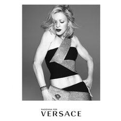 Madonna, fotografiada por Marcus Piggott y Mert Alas para Versace