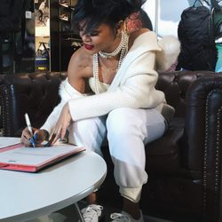Rihanna firmando como directora creativa de Puma