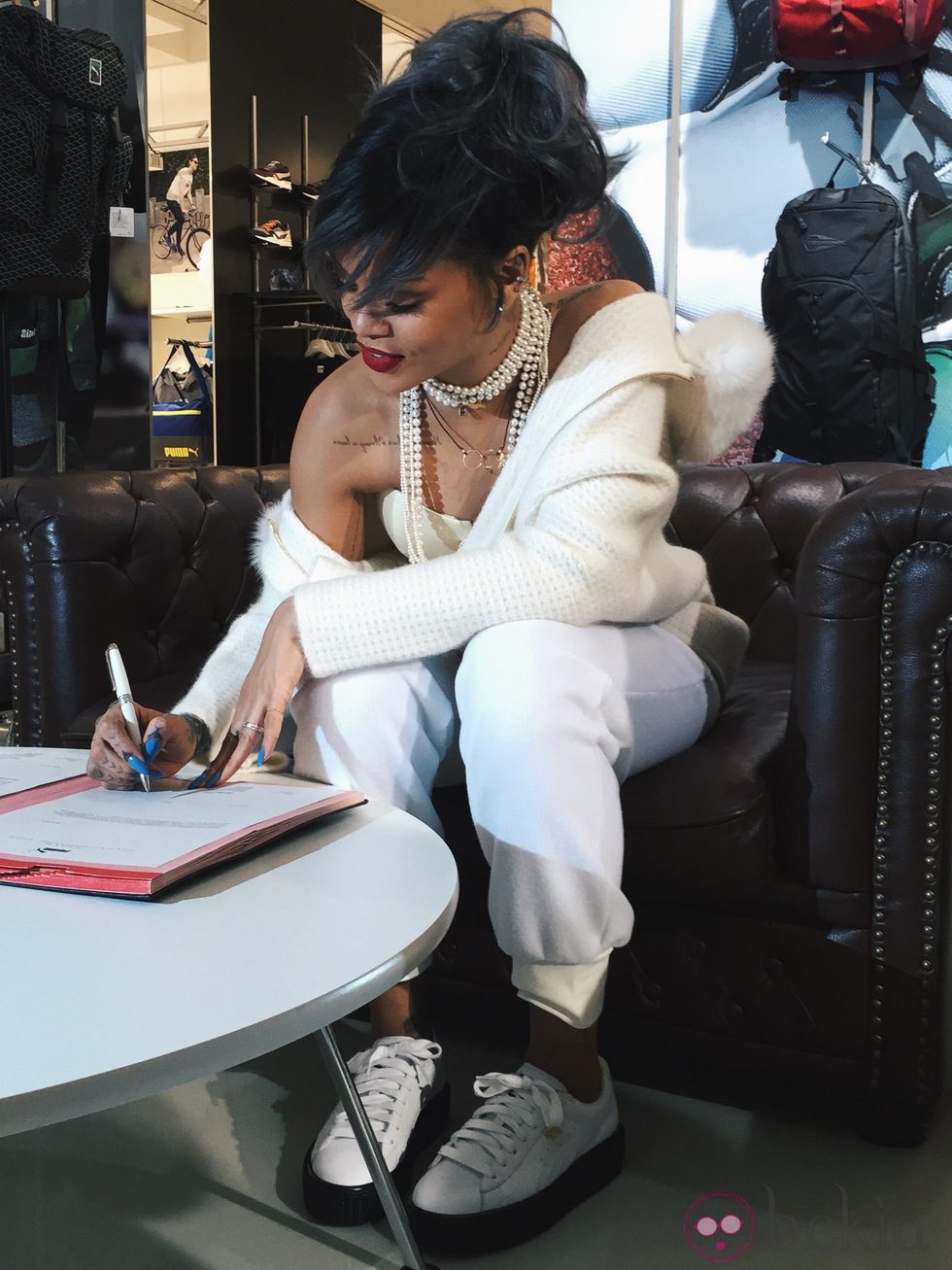 Rihanna firmando como directora creativa de Puma