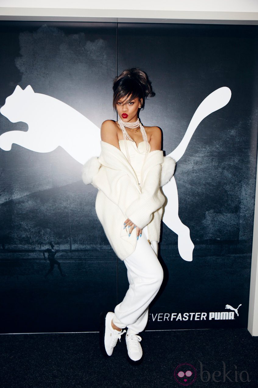 Rihanna posando como directora creativa de Puma