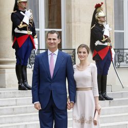 La Reina Letizia con un vestido evasé en tono crema en Francia