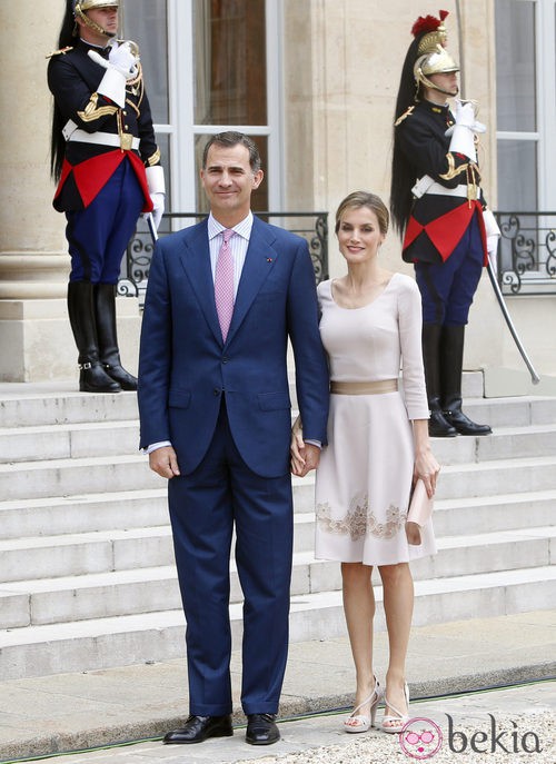 La Reina Letizia con un vestido evasé en tono crema en Francia