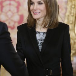 La Reina Letizia luciendo nuevo look durante una reunión en La Zarzuela
