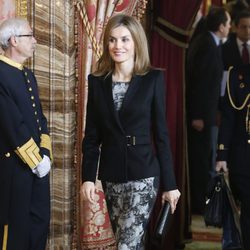 La Reina Letizia luciendo un vestido estampado de Hugo Boss