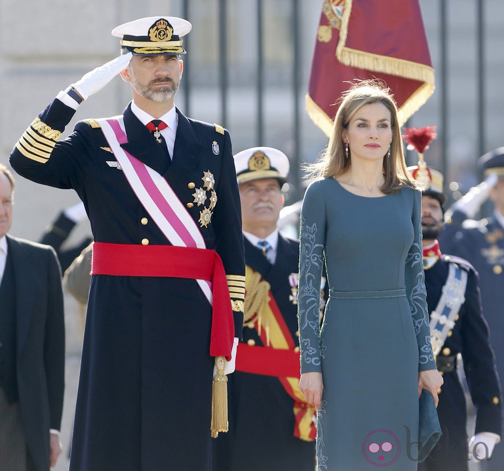 La Reina Letizia opta por un vestido largo para el día de la Pascua Militar