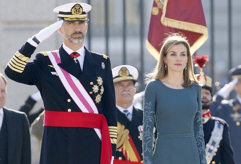 La Reina Letizia opta por un vestido largo para el día de la Pascua Militar