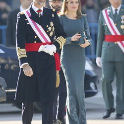 La Reina Letizia luce un vestido azul verdoso el día de la Pascua Militar