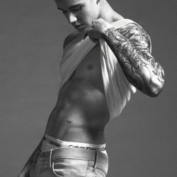 Justin Bieber posando para Calvin Klein en su nueva campaña de primavera