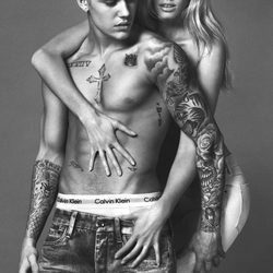 Justin Bieber y Lara Stone posando para la nueva colección de primavera de Calvin Klein