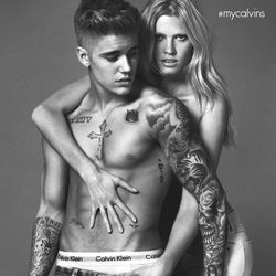 Justin Bieber y Lara Stone posando para la nueva colección de primavera de Calvin Klein