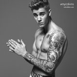 Justin Bieber posando como nuevo embajador de Calvin Klein con ropa interior de la firma