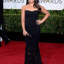 Gina Rodríguez con un vestido palabra de honor en negro en los Globos de Oro 2015