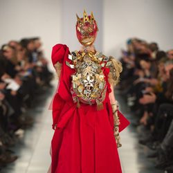 Vestido largo en rojo en el desfile de Alta Costura, de John Galliano, en Londres