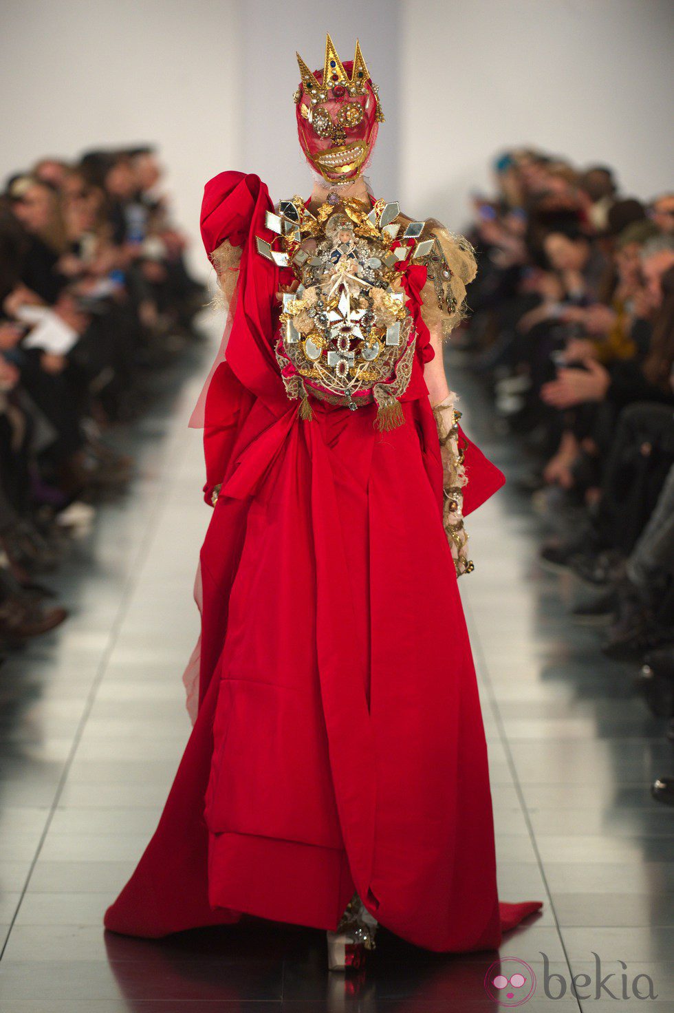 Vestido largo en rojo en el desfile de Alta Costura, de John Galliano, en Londres