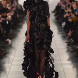 Vestido negro de corte asimétrico en el desfile de Alta Costura, de John Galliano, en Londres