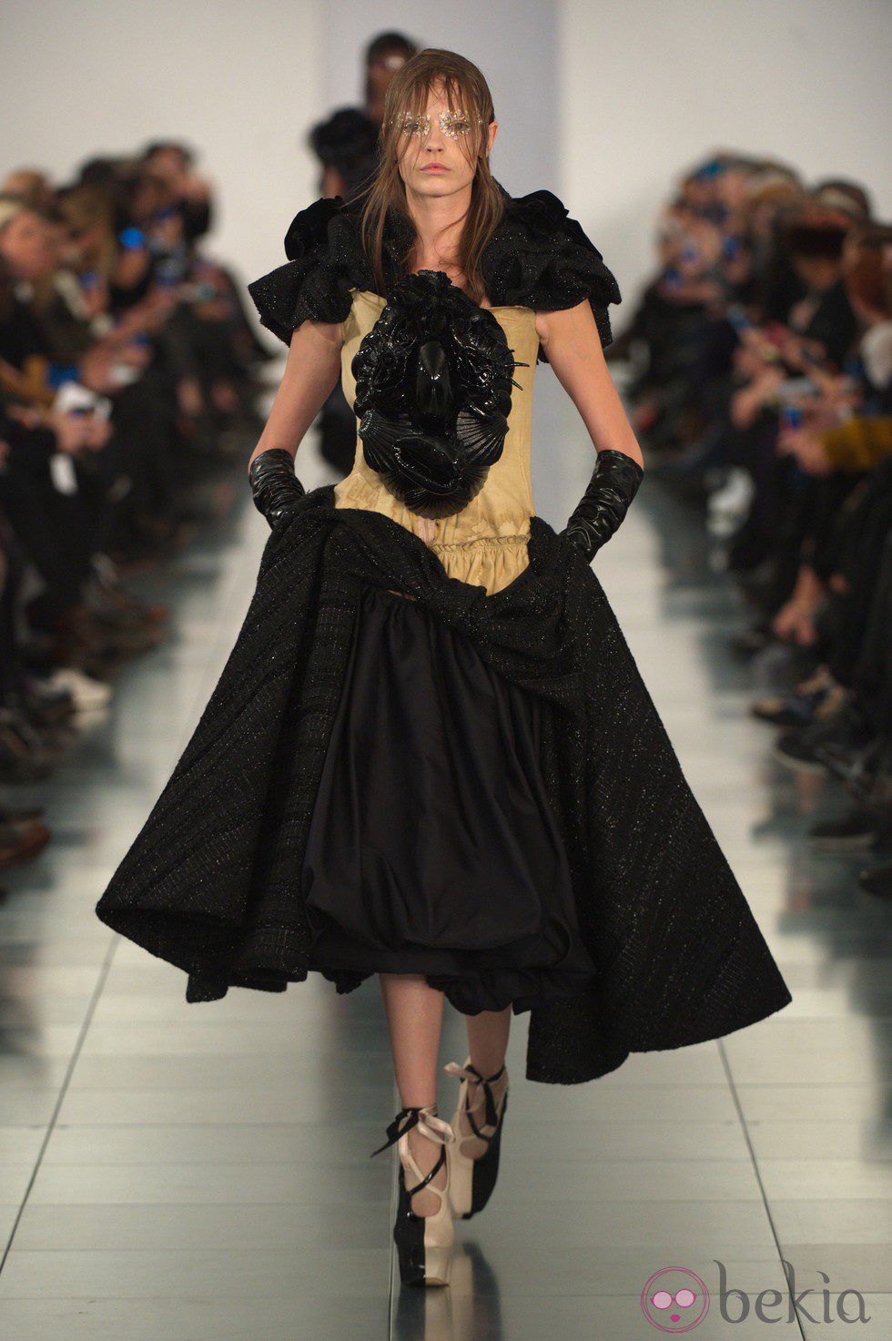 Vestido negro y dorado en el desfile de Alta Costura, de John Galliano, en Londres