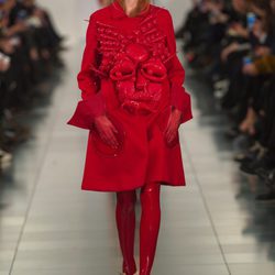 Abrigo rojo en el desfile de Alta Costura, de John Galliano, en Londres