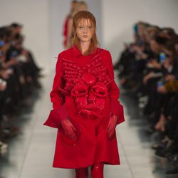 Abrigo rojo en el desfile de Alta Costura, de John Galliano, en Londres