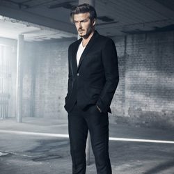 David Beckham con un traje de su colección Essentials primavera 2015