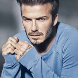 David Beckham con un jersey azul de su colección Essentials primavera 2015