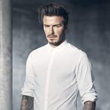 David Beckham con una camisa blanca de su colección Essentials primavera 2015