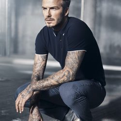 David Beckham con un polo azul marino su colección Essentials primavera 2015