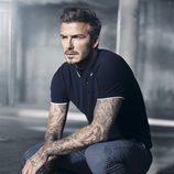 David Beckham con un polo azul marino su colección Essentials primavera 2015